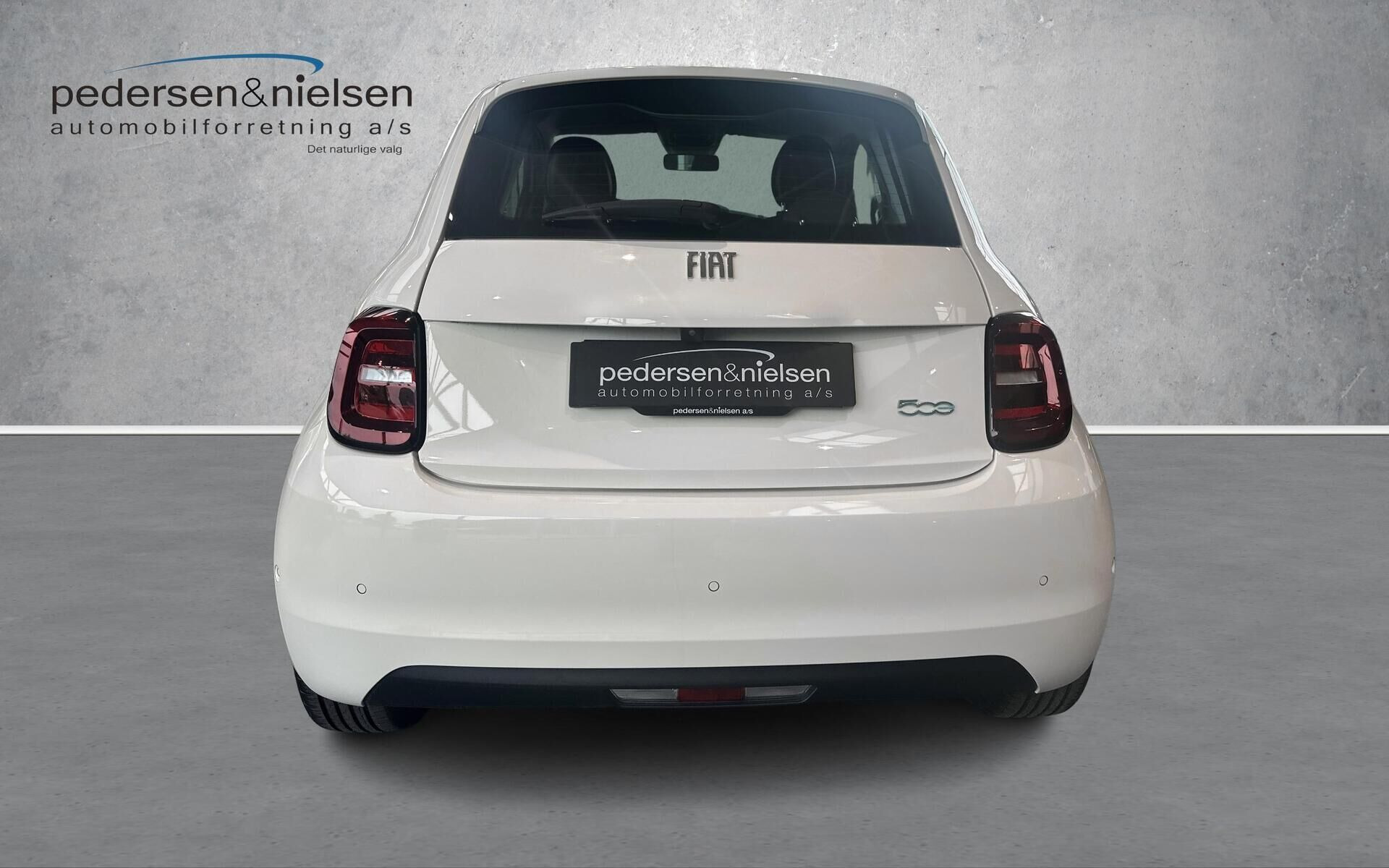 Hvid Fiat 500e fra 2023