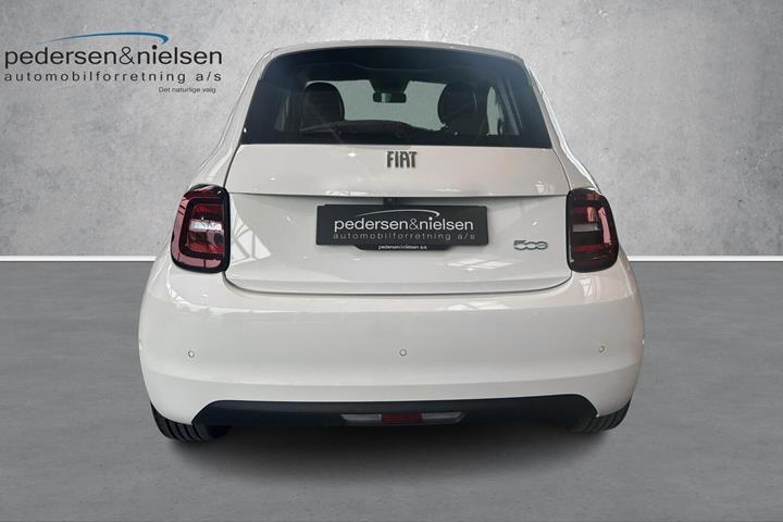 Hvid Fiat 500e fra 2023