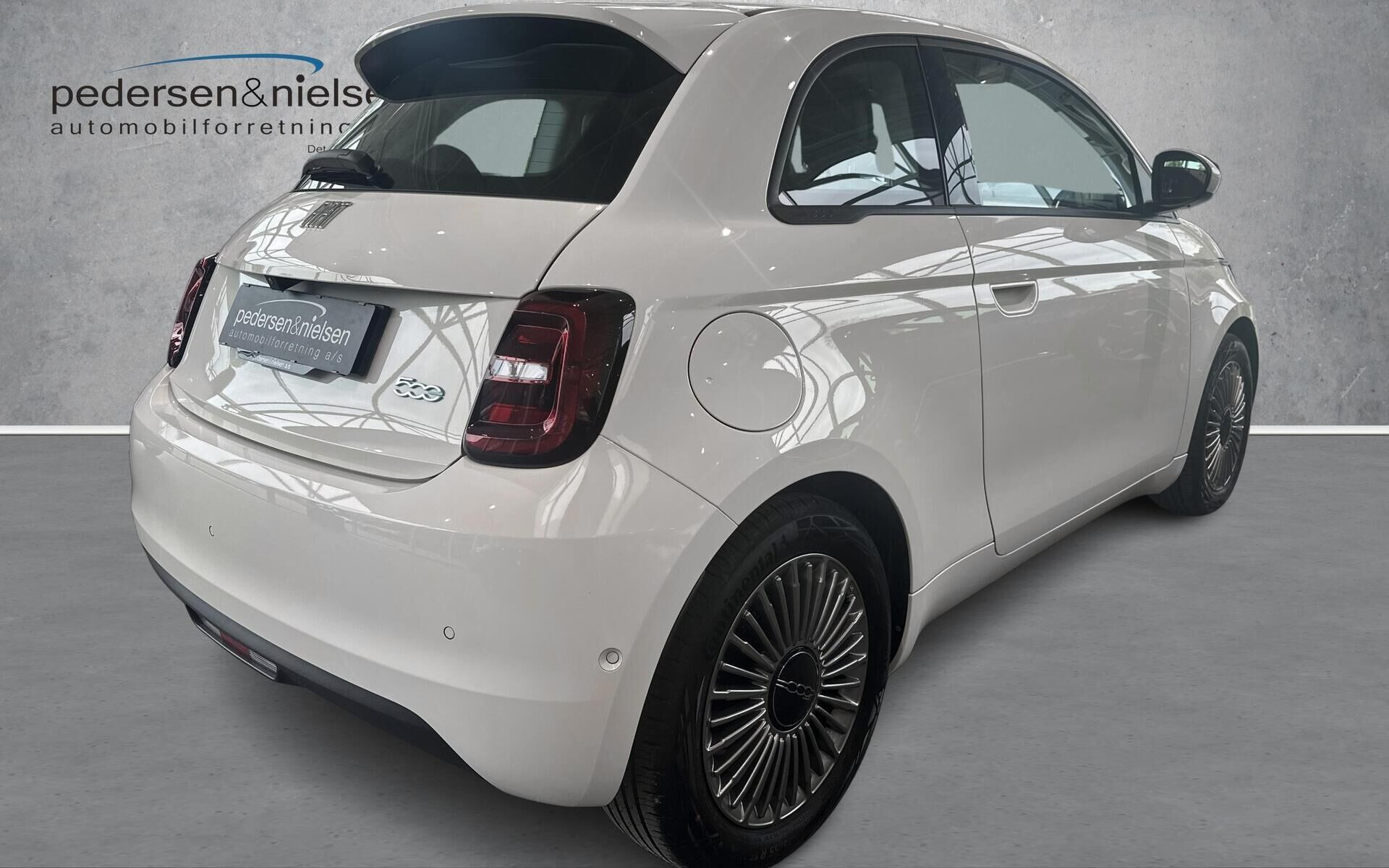 Hvid Fiat 500e fra 2023