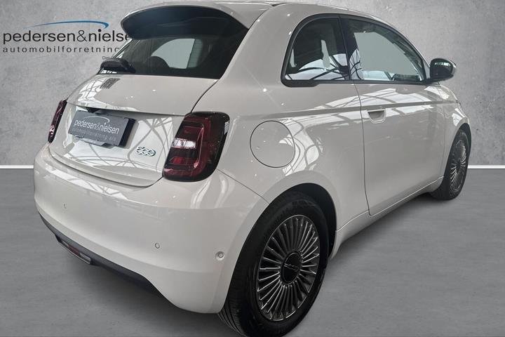 Hvid Fiat 500e fra 2023