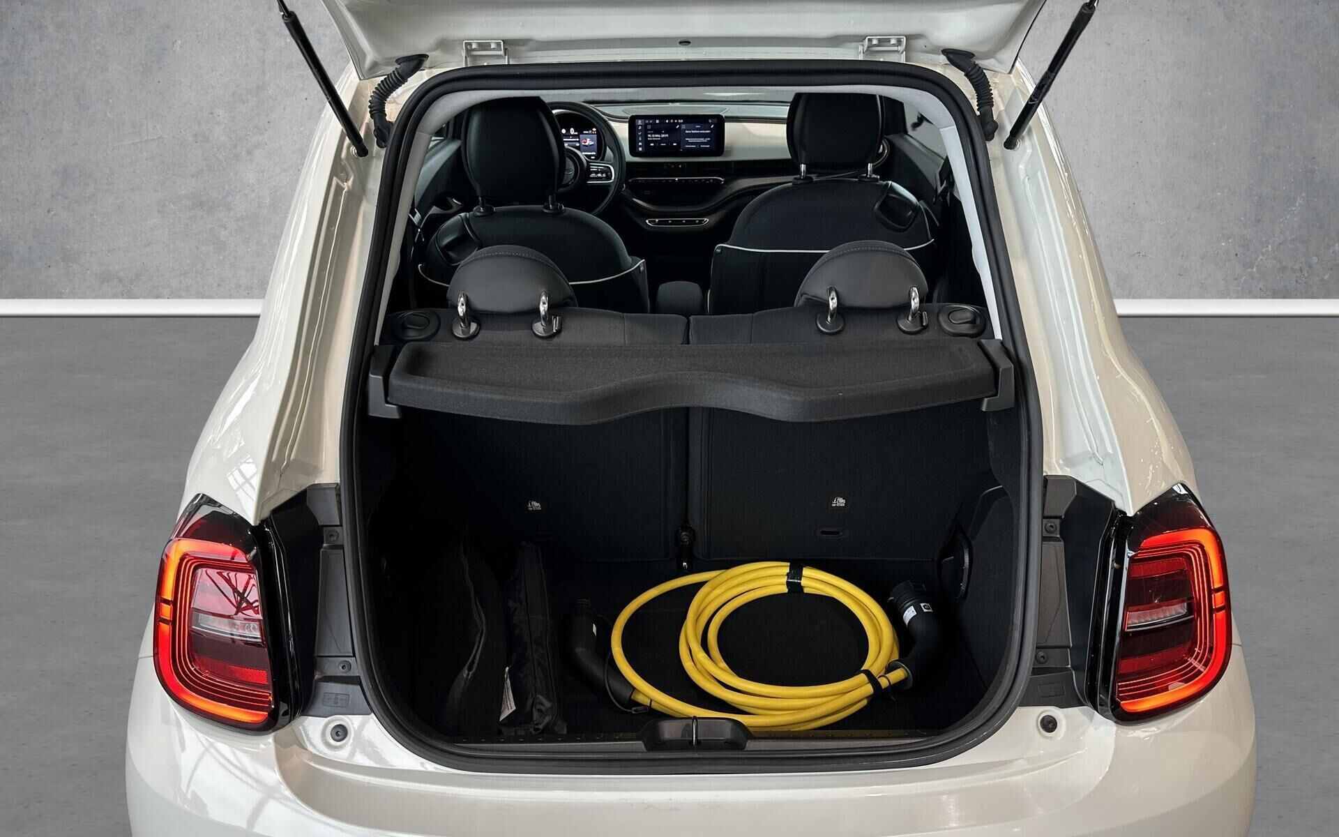 Hvid Fiat 500e fra 2023