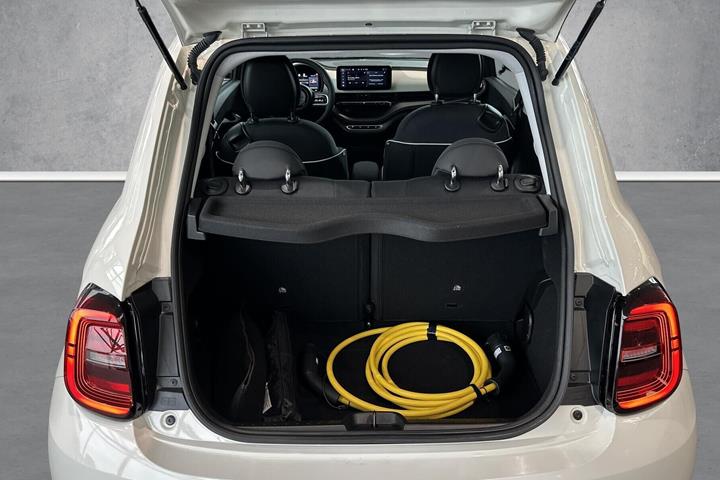Hvid Fiat 500e fra 2023