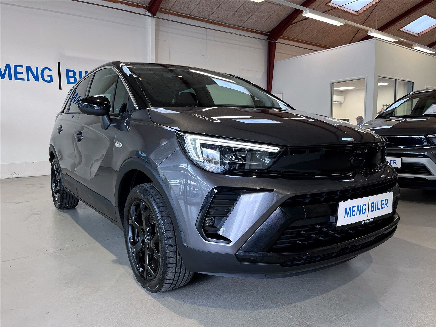 Grå Opel Crossland fra 2023