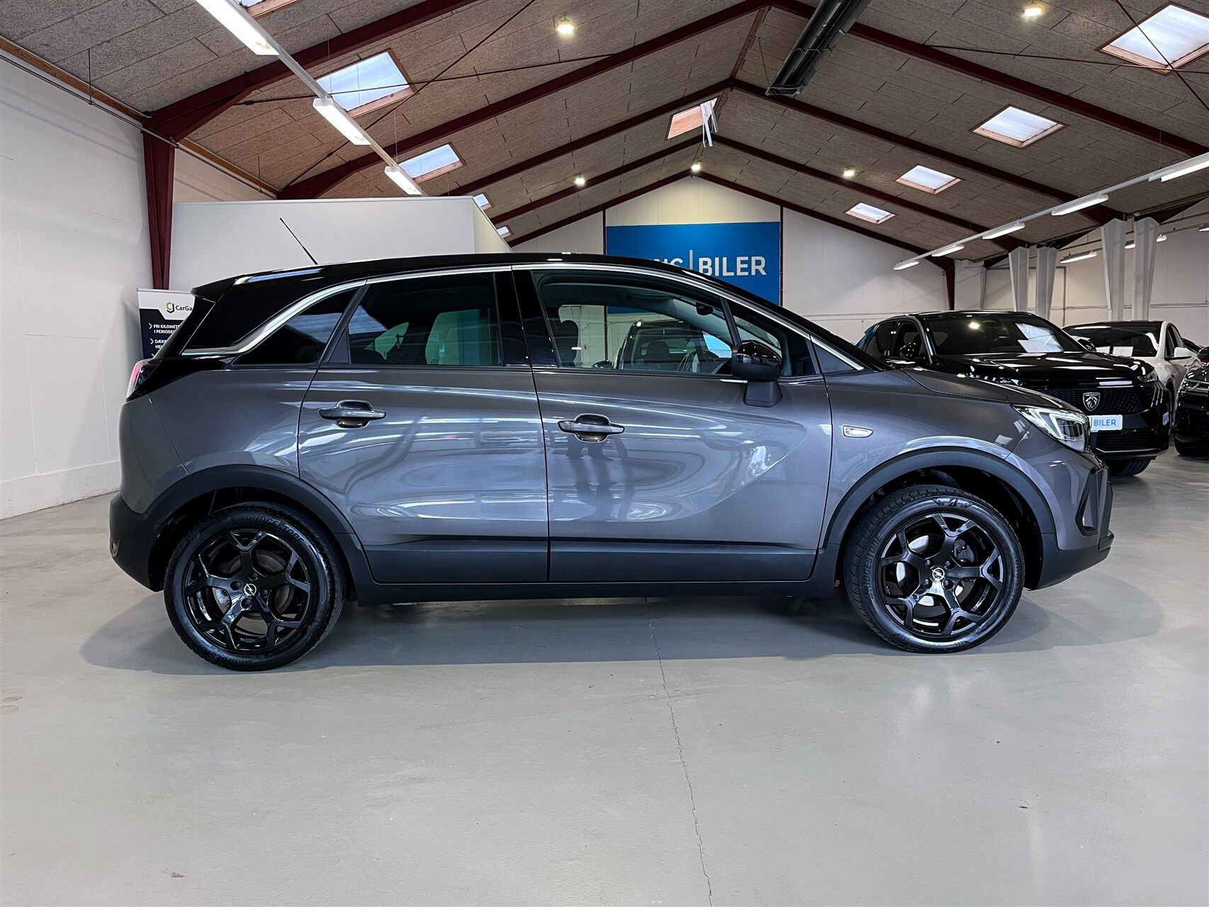 Grå Opel Crossland fra 2023