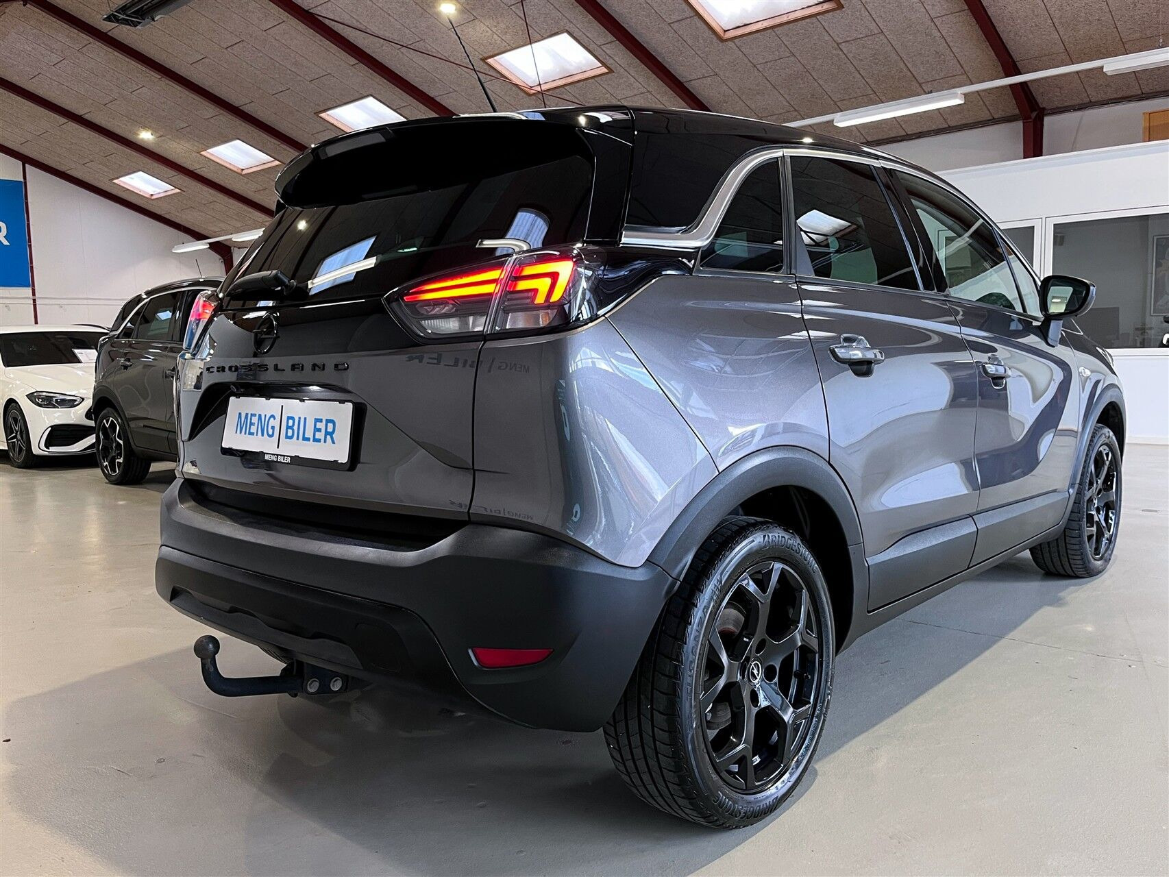 Grå Opel Crossland fra 2023