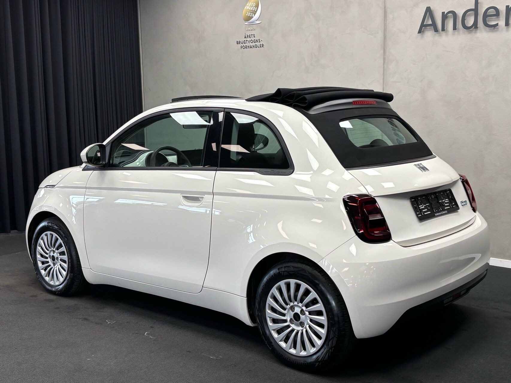 Hvid Fiat 500e fra 2023