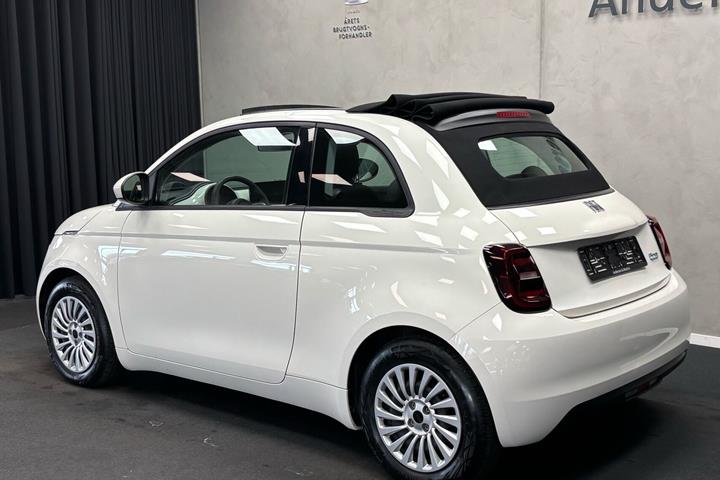 Hvid Fiat 500e fra 2023