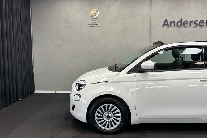 Hvid Fiat 500e fra 2023
