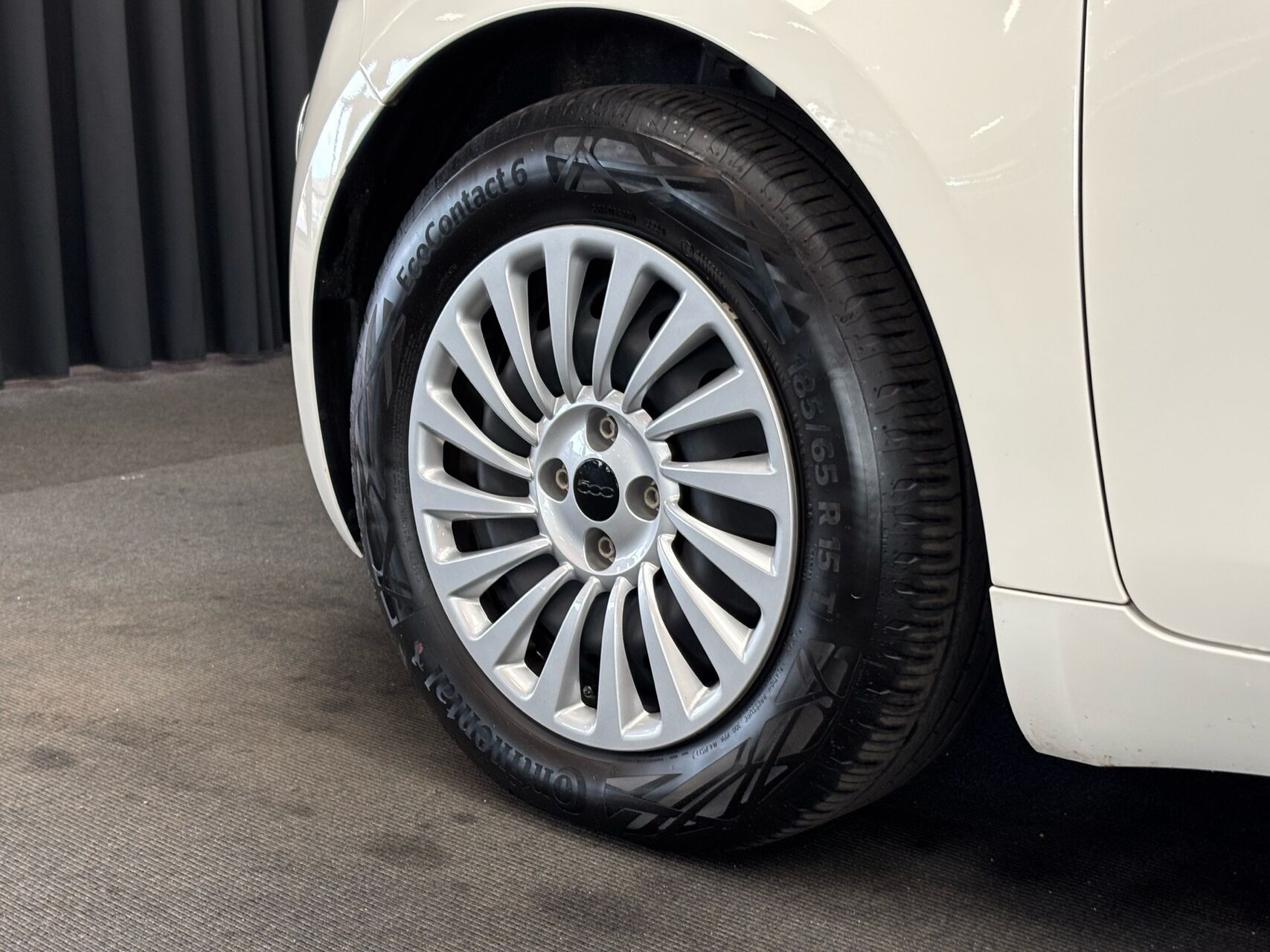 Hvid Fiat 500e fra 2023