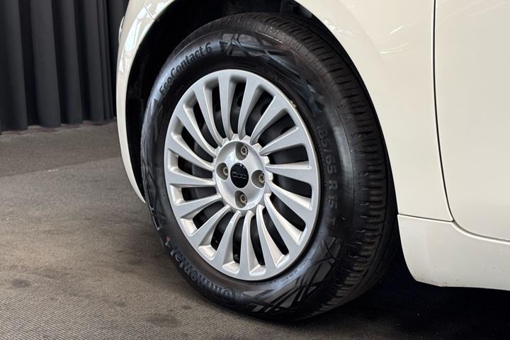 Hvid Fiat 500e fra 2023