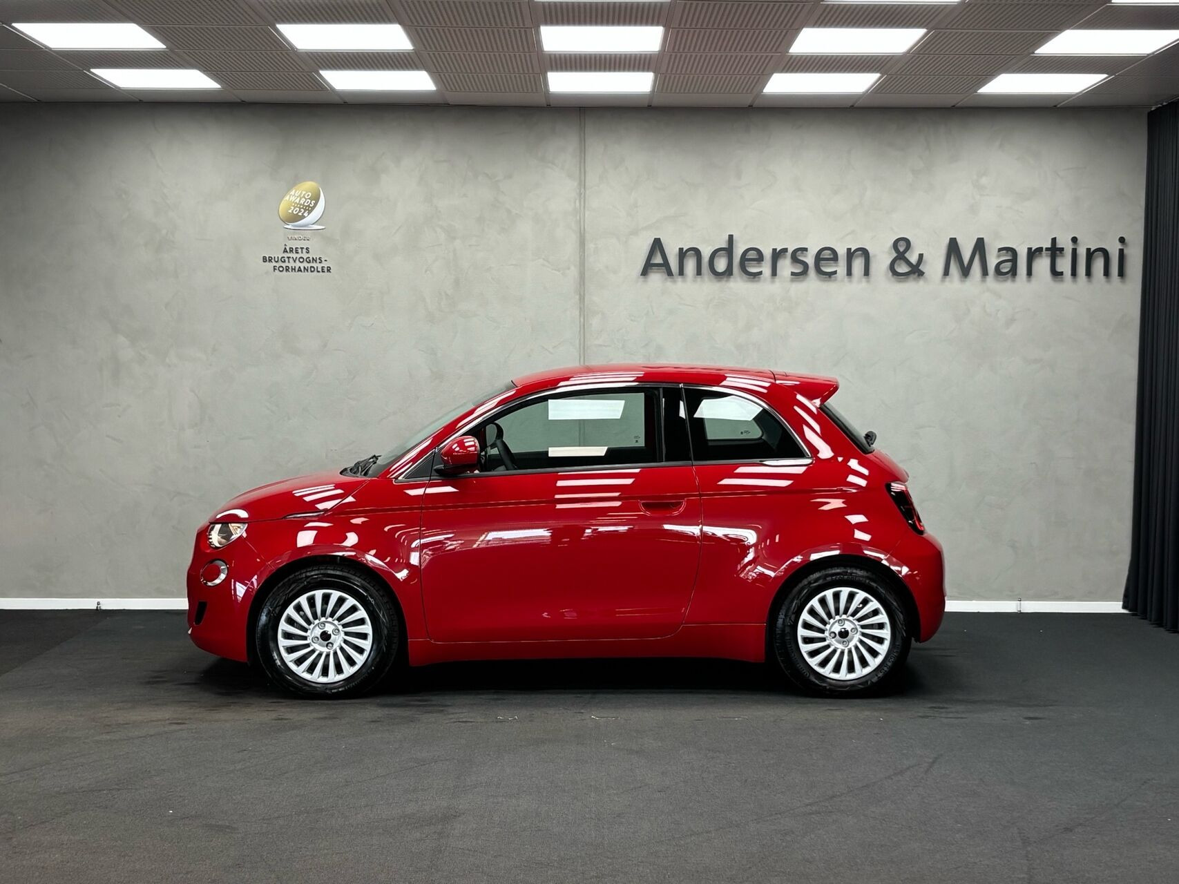 Rød Fiat 500e fra 2023