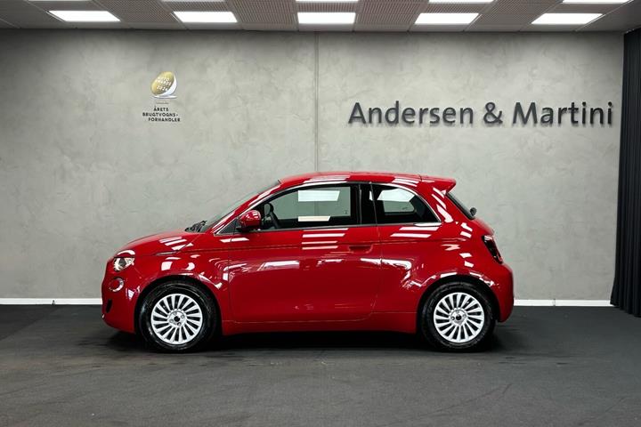 Rød Fiat 500e fra 2023