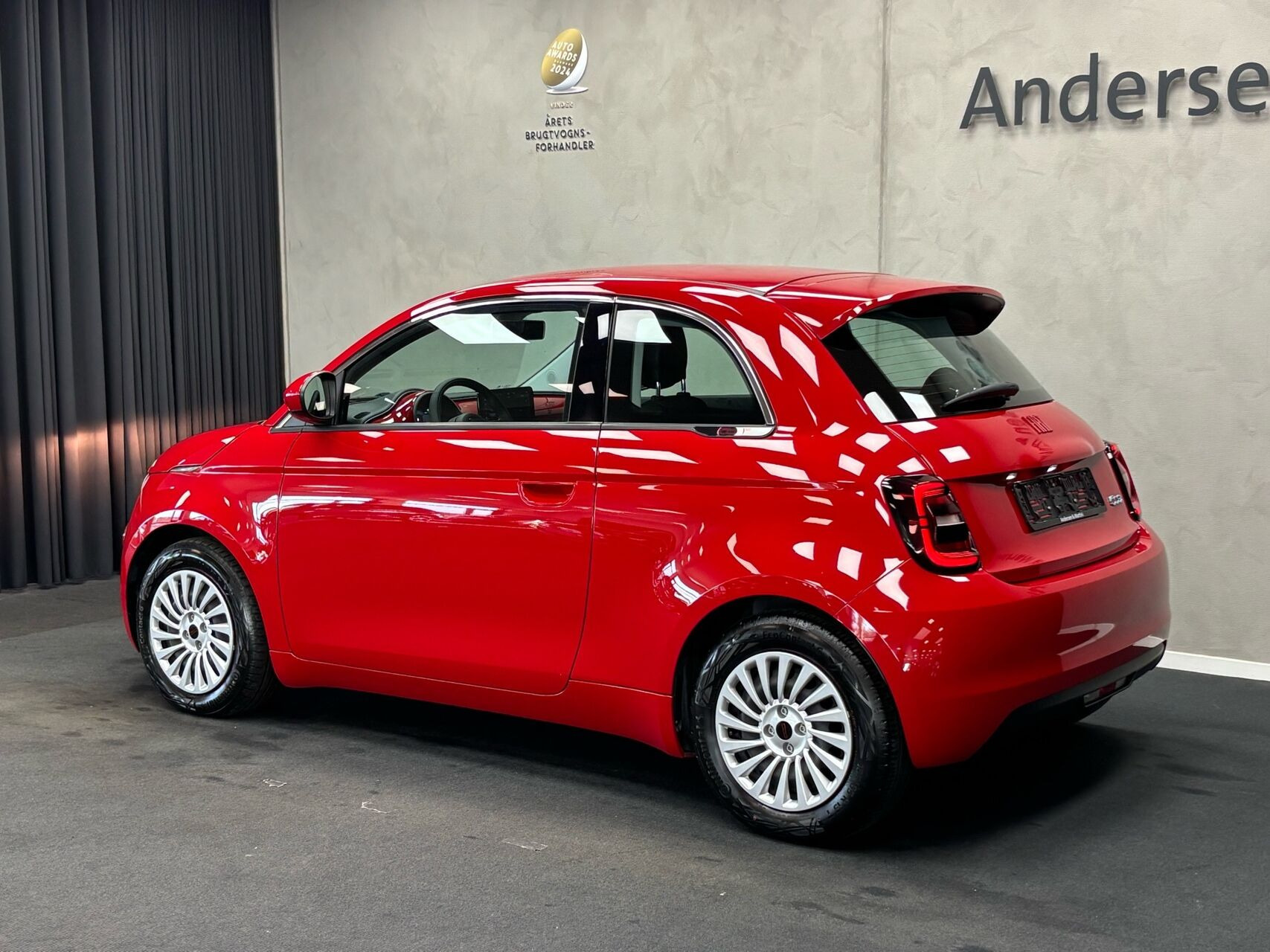 Rød Fiat 500e fra 2023