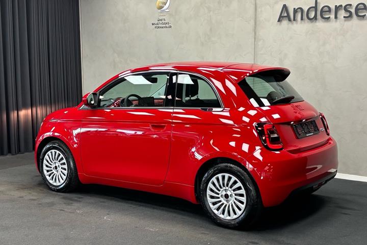 Rød Fiat 500e fra 2023