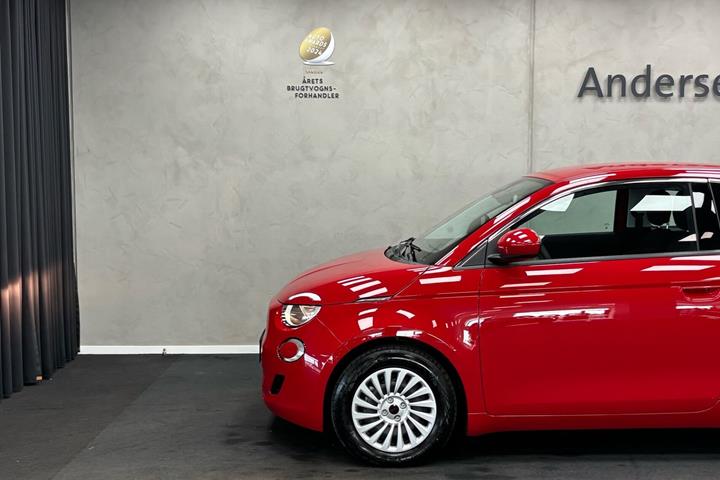 Rød Fiat 500e fra 2023
