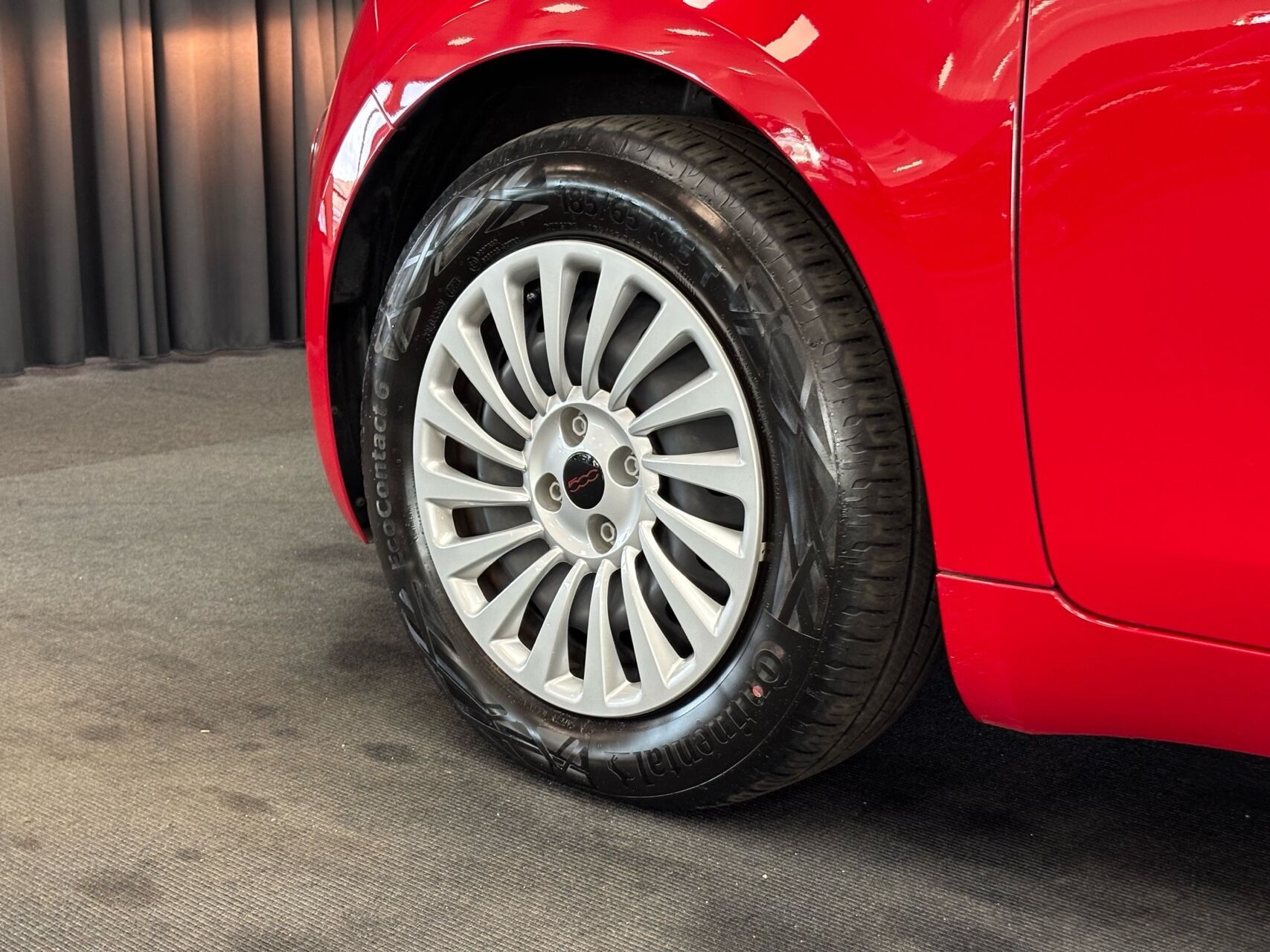 Rød Fiat 500e fra 2023