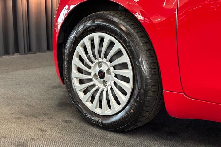 Rød Fiat 500e fra 2023