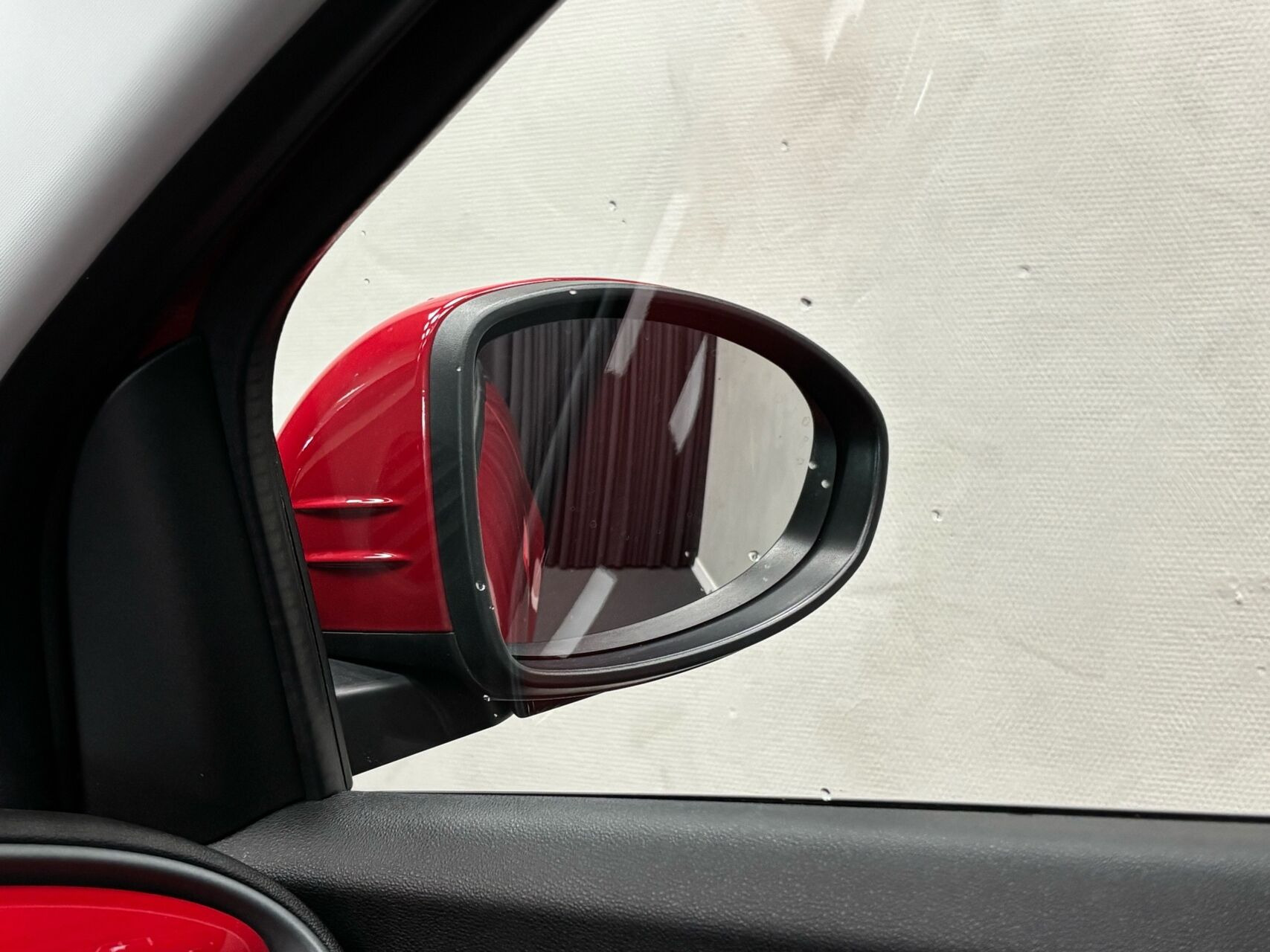 Rød Fiat 500e fra 2023
