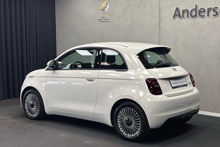 Hvid Fiat 500e fra 2023