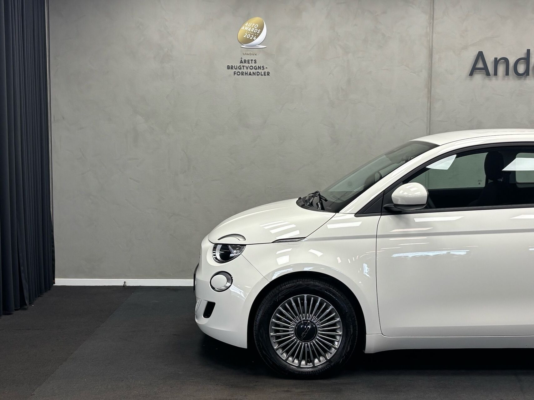 Hvid Fiat 500e fra 2023