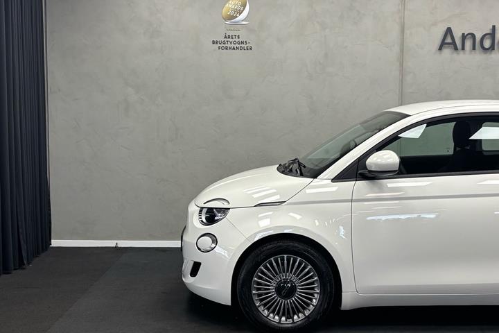 Hvid Fiat 500e fra 2023