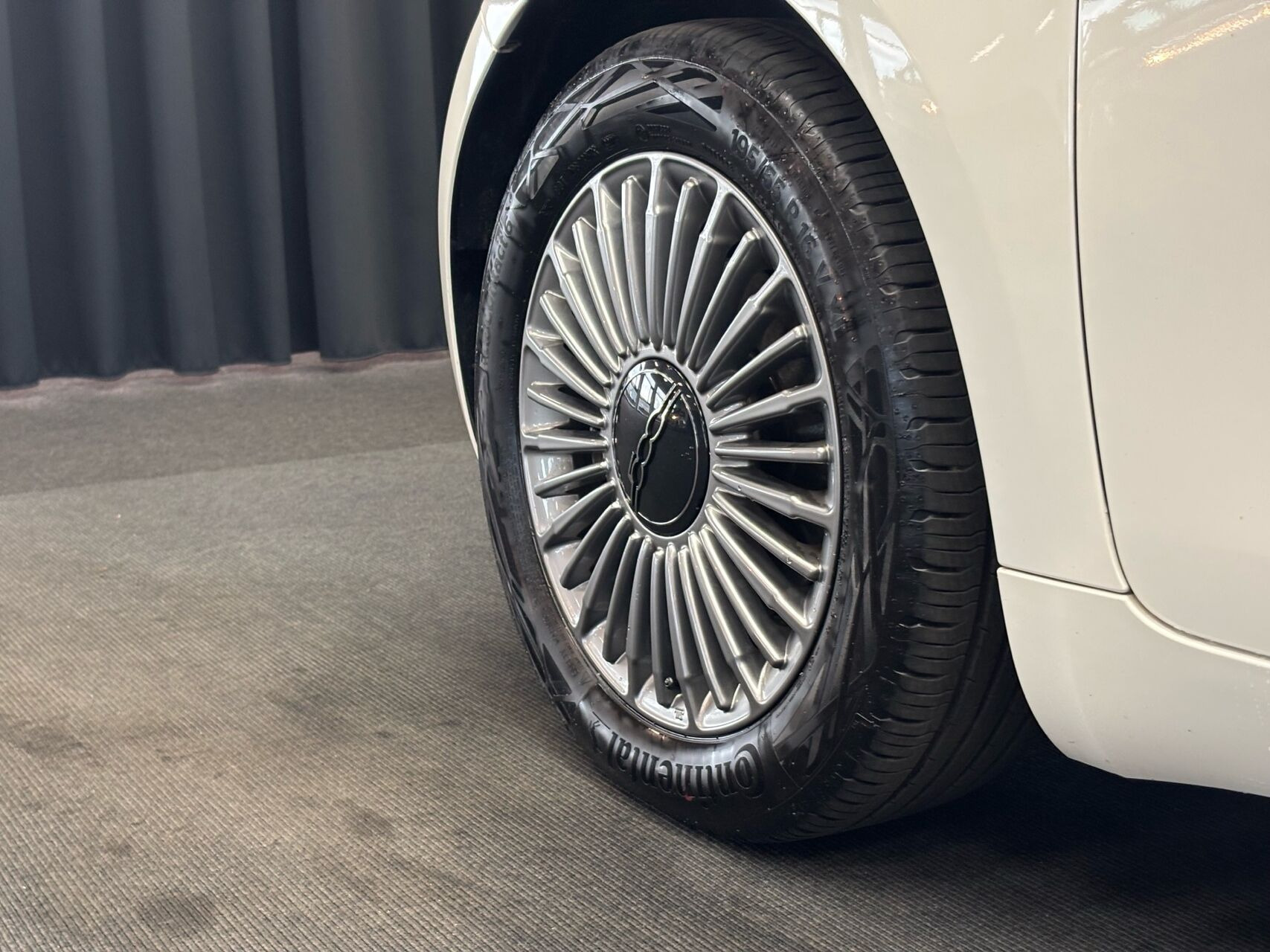 Hvid Fiat 500e fra 2023