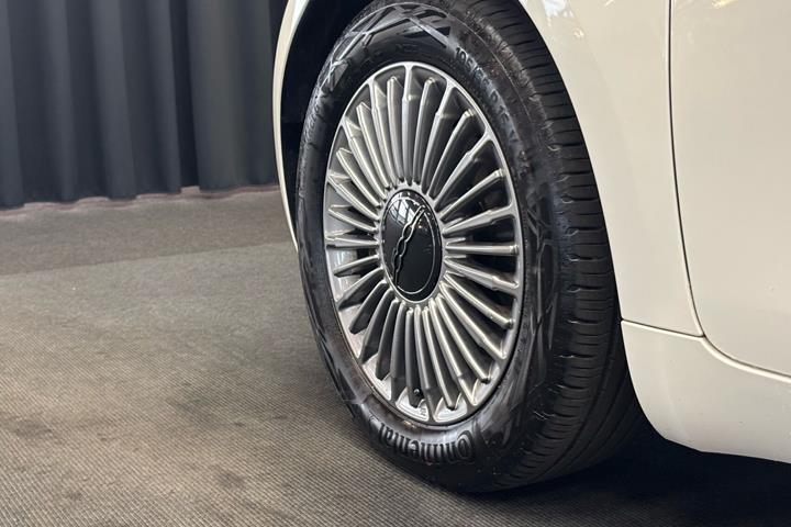 Hvid Fiat 500e fra 2023