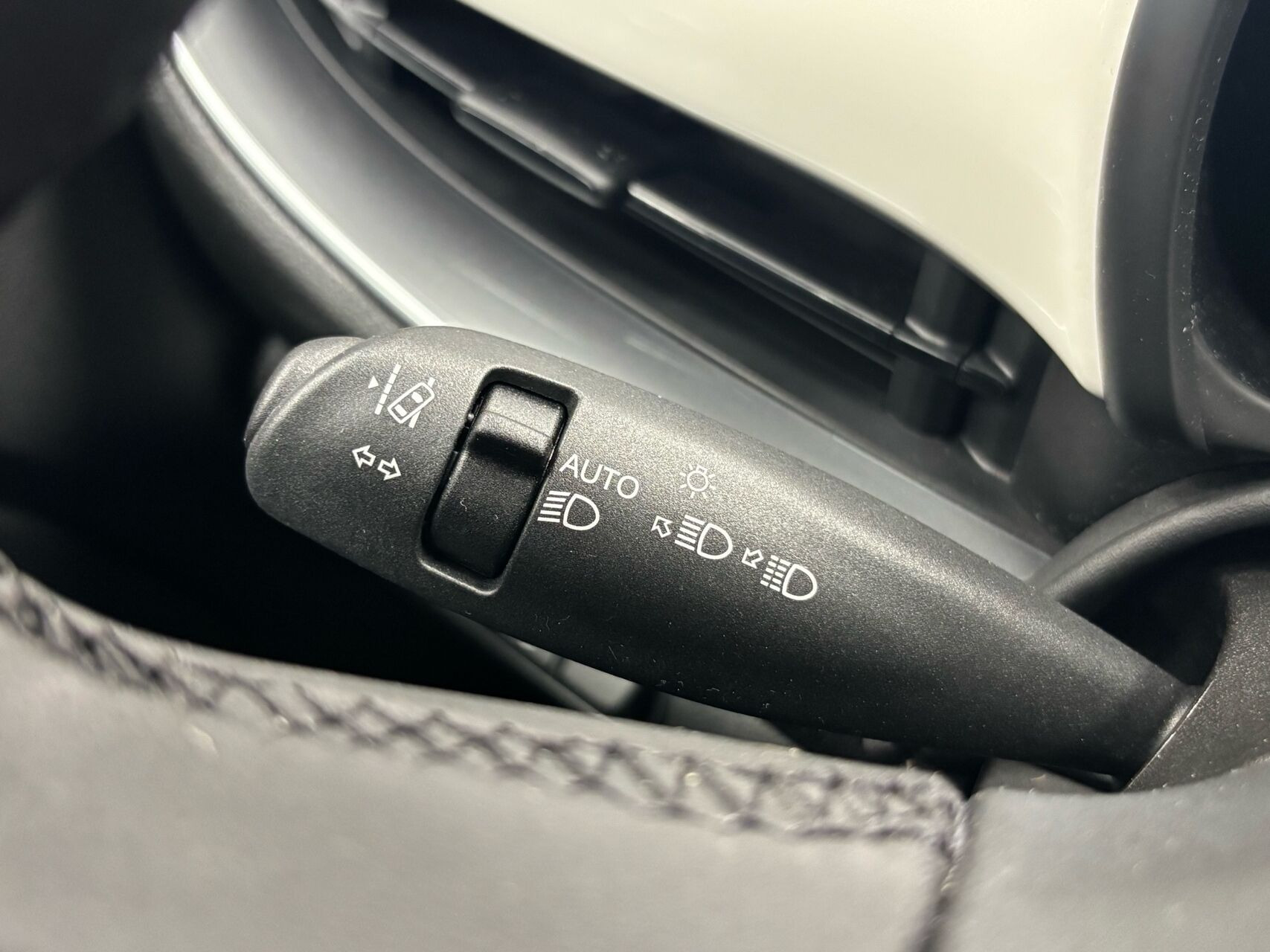 Hvid Fiat 500e fra 2023