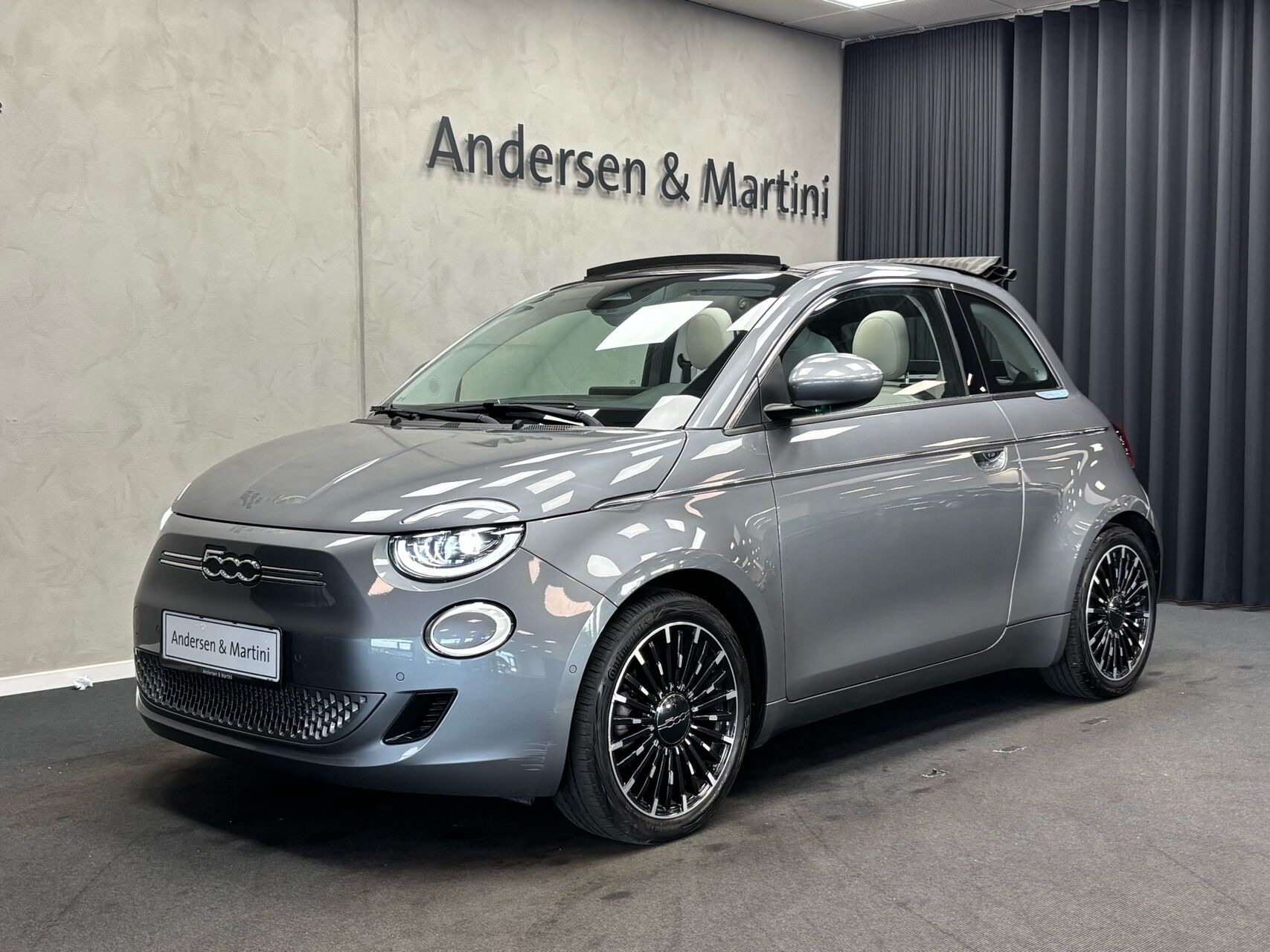Grå Fiat 500e fra 2021