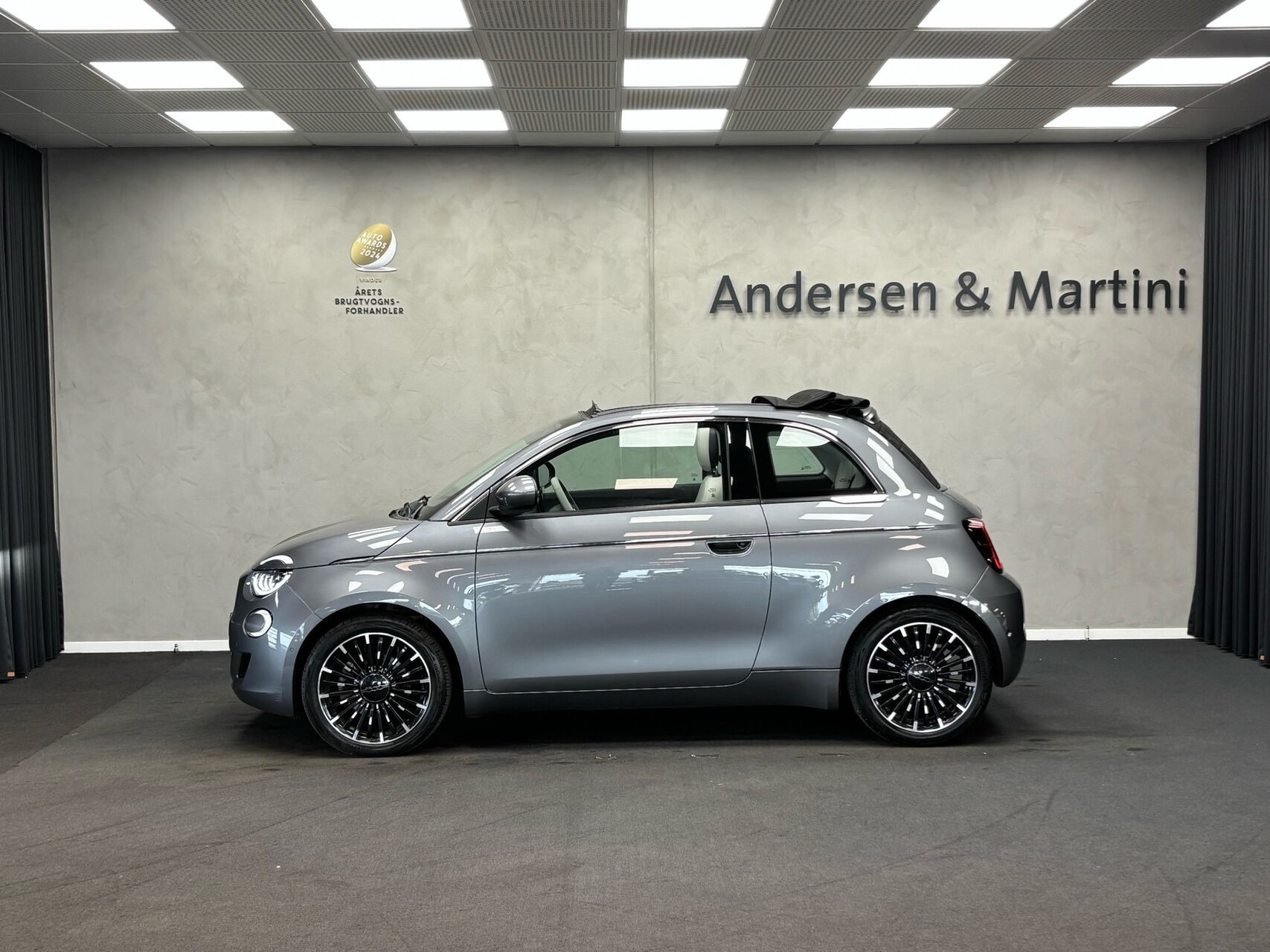 Grå Fiat 500e fra 2021