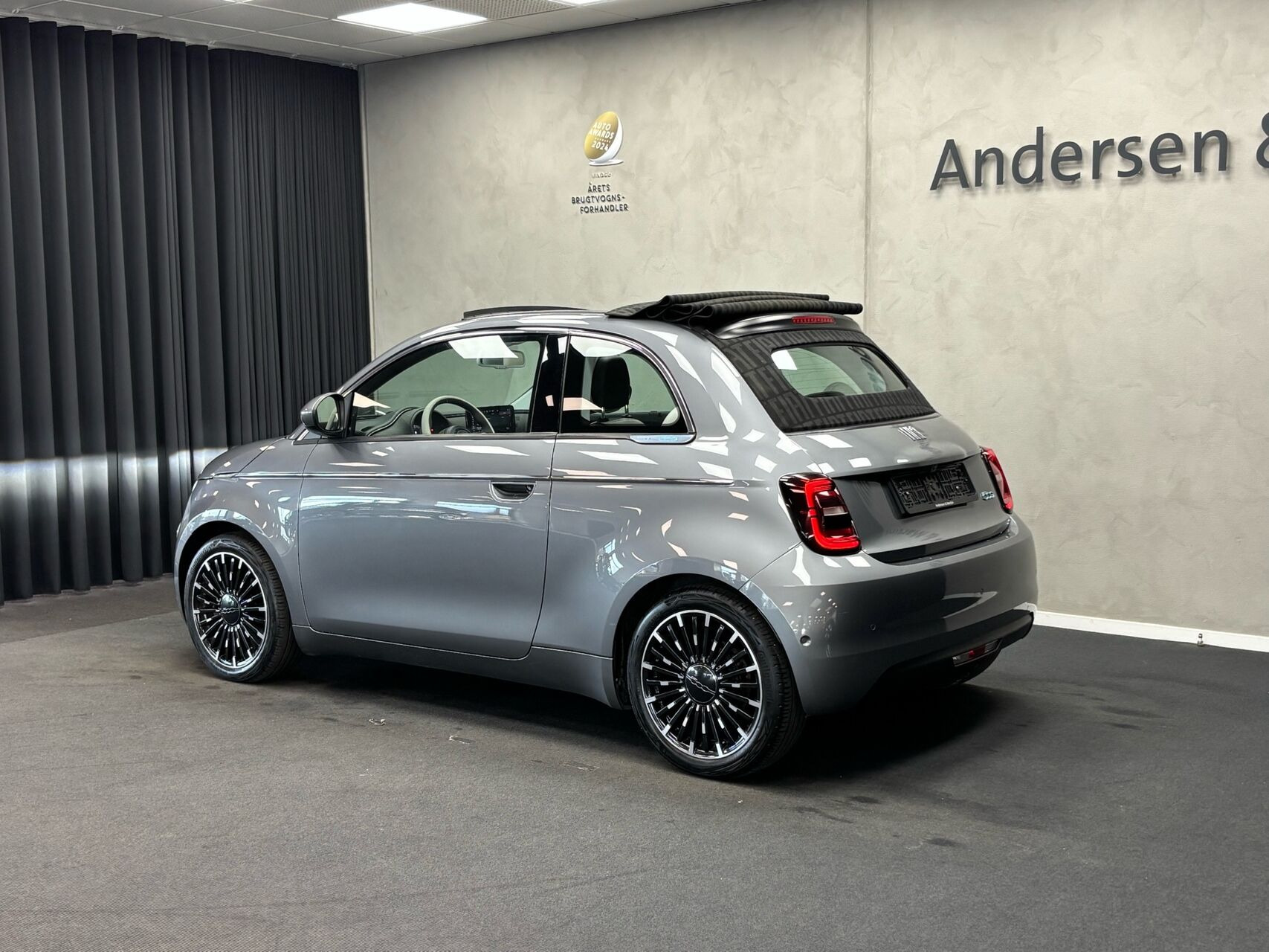 Grå Fiat 500e fra 2021