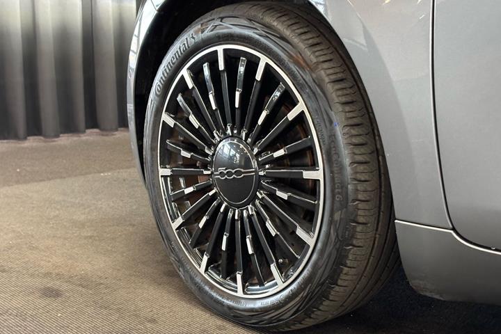 Grå Fiat 500e fra 2021