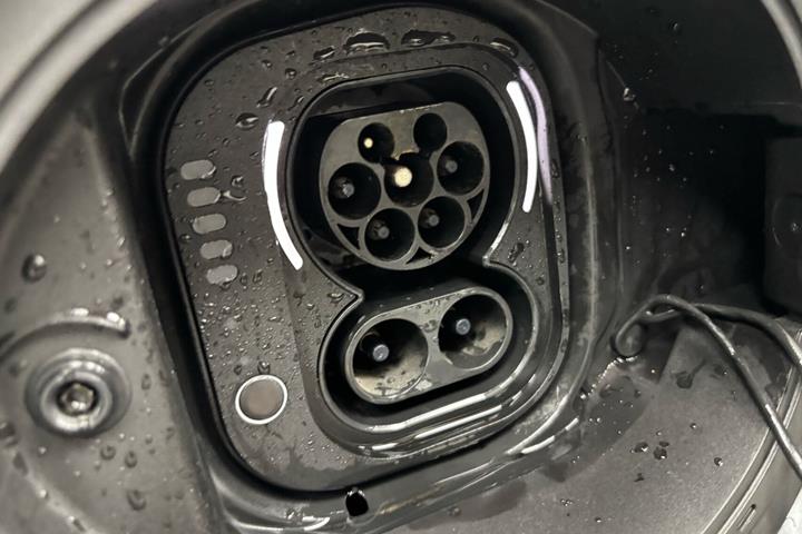 Grå Fiat 500e fra 2021