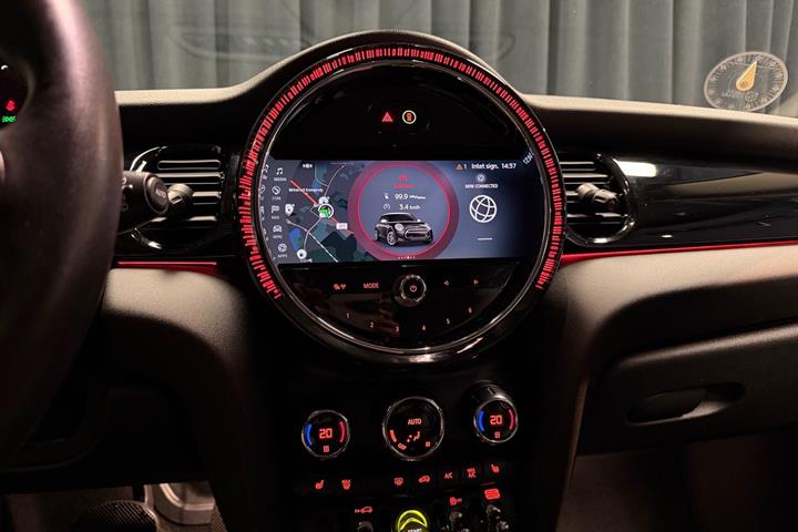 Sølv Mini Cooper fra 2023
