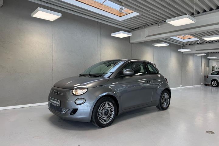 Grå Fiat 500e fra 2023