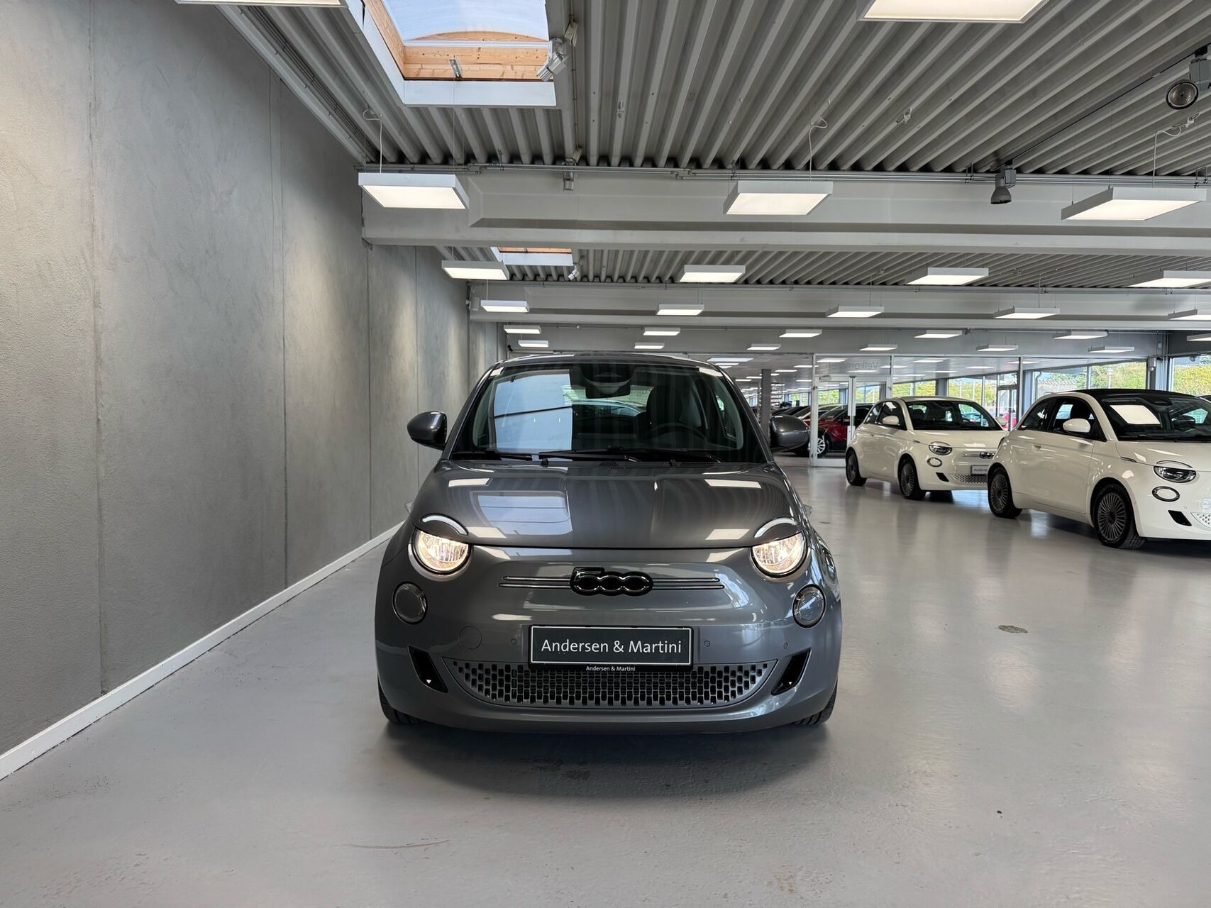 Grå Fiat 500e fra 2023