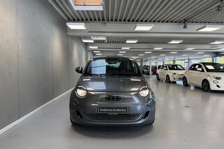 Grå Fiat 500e fra 2023