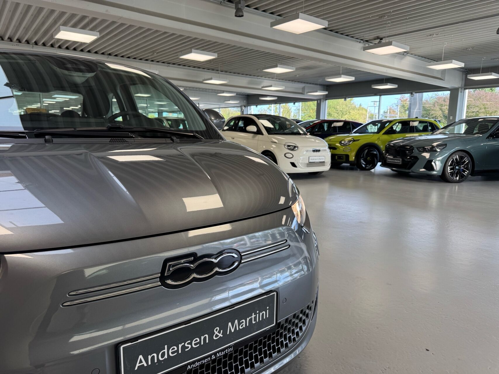 Grå Fiat 500e fra 2023