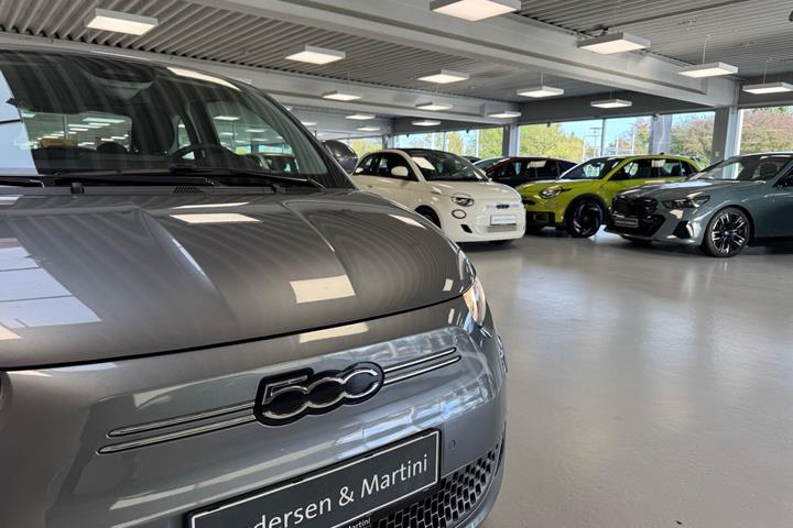 Grå Fiat 500e fra 2023