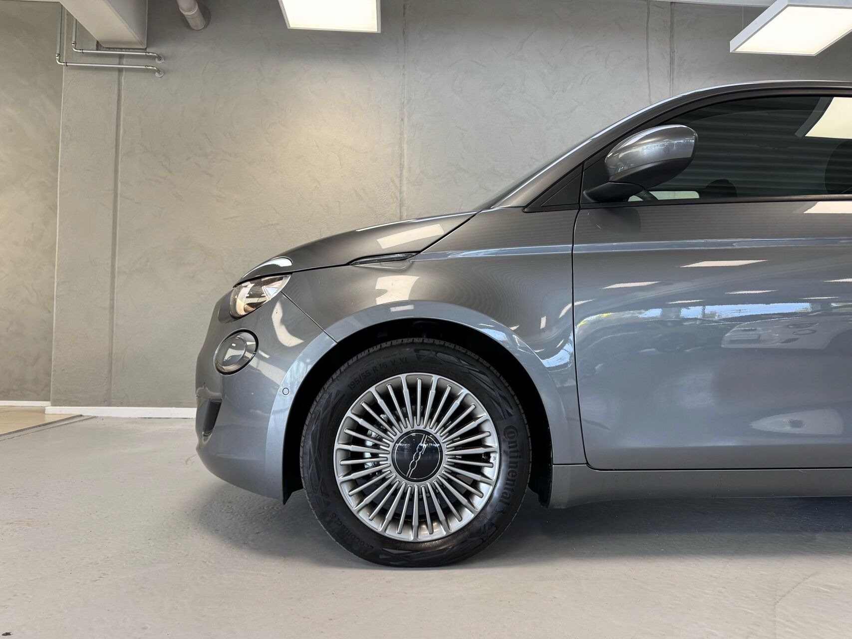 Grå Fiat 500e fra 2023