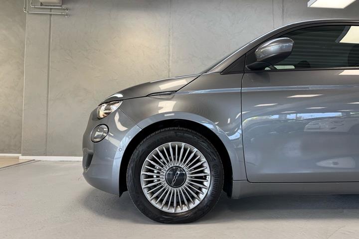 Grå Fiat 500e fra 2023