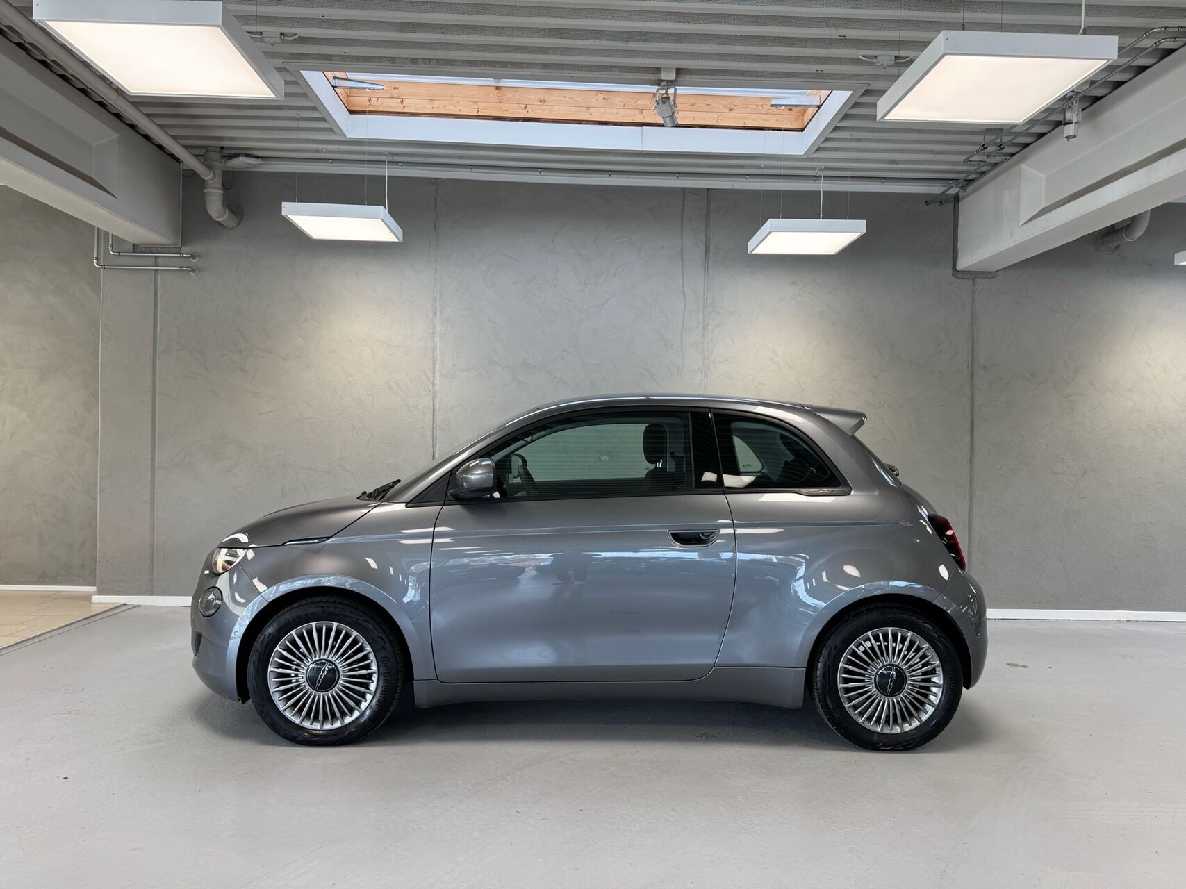 Grå Fiat 500e fra 2023