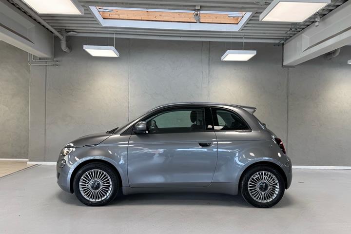 Grå Fiat 500e fra 2023