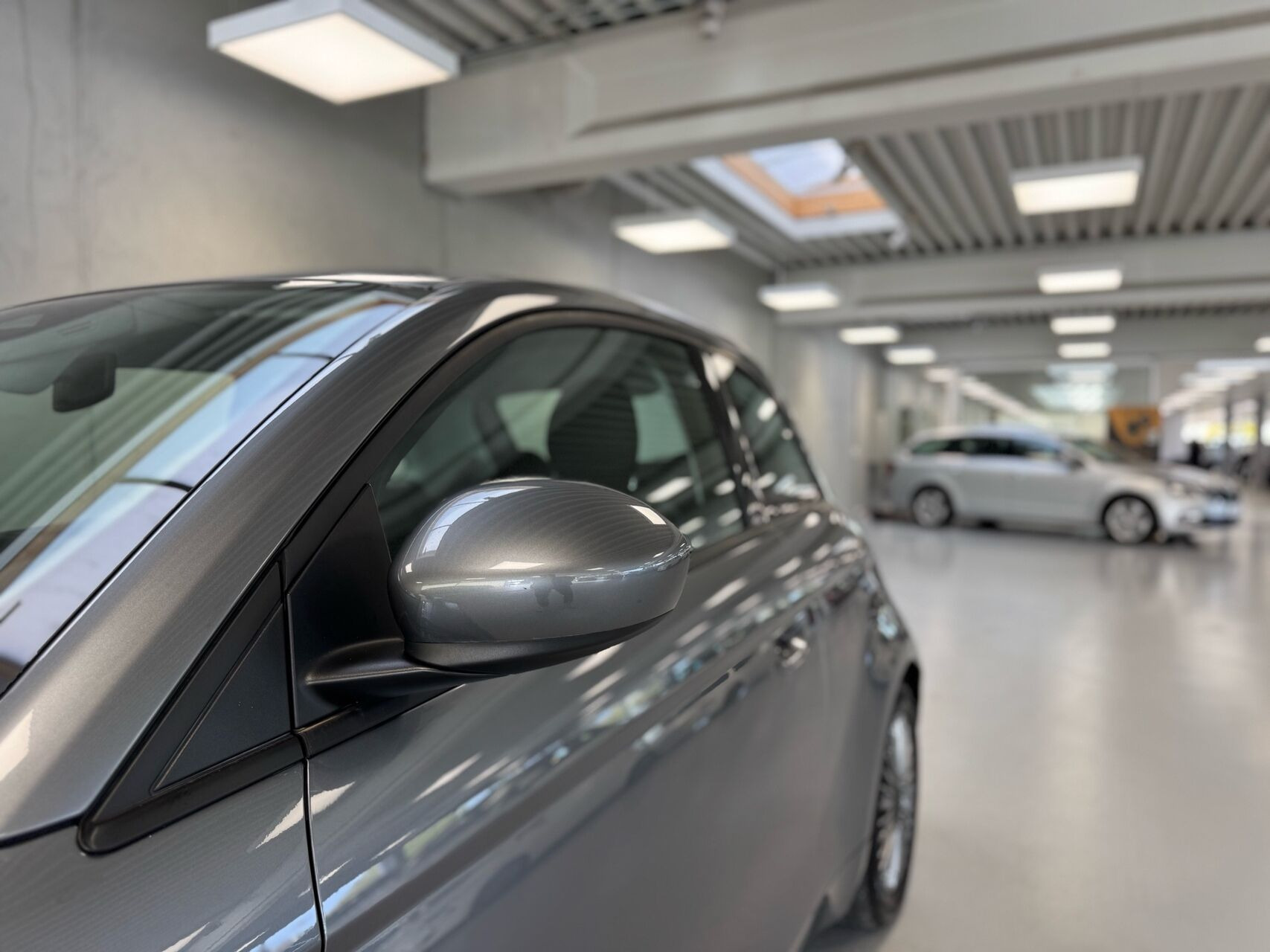 Grå Fiat 500e fra 2023