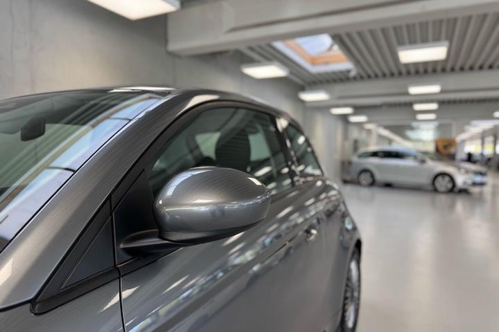 Grå Fiat 500e fra 2023