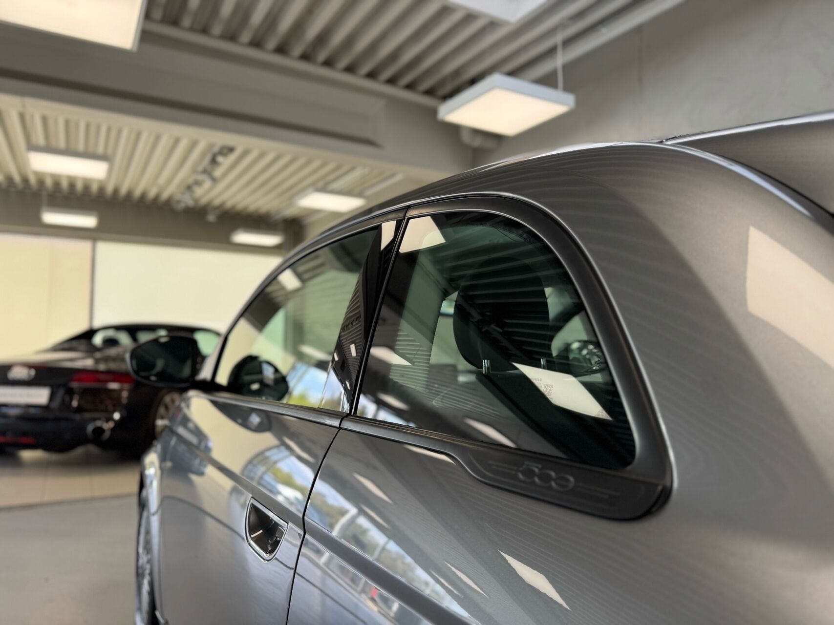 Grå Fiat 500e fra 2023