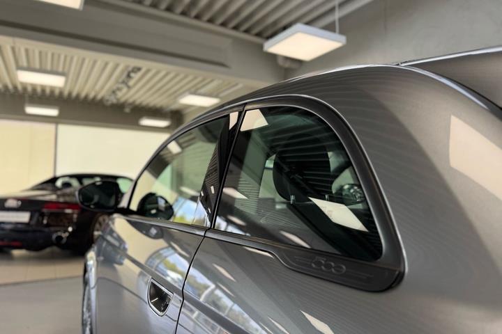Grå Fiat 500e fra 2023
