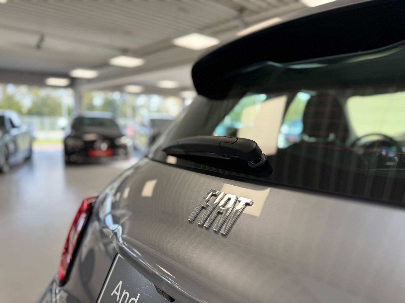 Grå Fiat 500e fra 2023