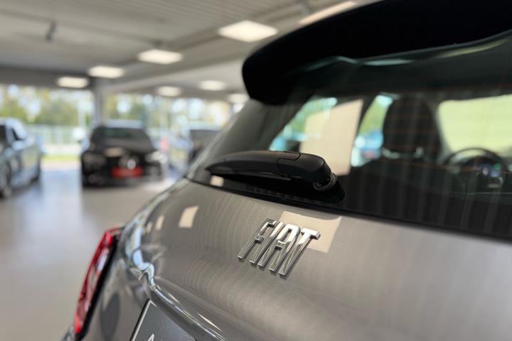 Grå Fiat 500e fra 2023