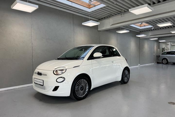 Hvid Fiat 500e fra 2023